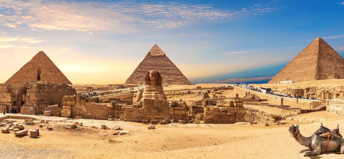LOWpiramides-giza-panorama-esfinge-camello-acostado-cairo-egipto
