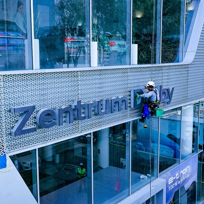 Limpieza de logotipo en altura de la empresa Audi