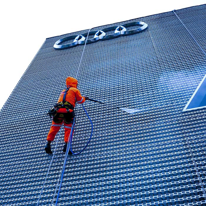 limpieza en altura con superficie rugosa para la empresa audi