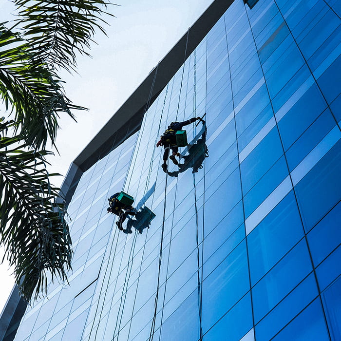 Personal de limpieza limpiando edificio blu
