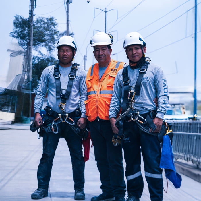 Equipo certificado y capacitado con seguridad.